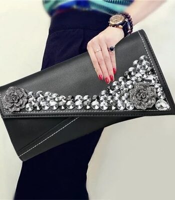 Pochette en forme d'enveloppe avec strass